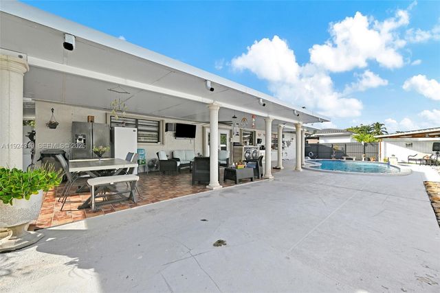 31 NW 133rd Pl, Miami, FL 33182