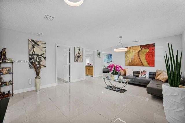 31 NW 133rd Pl, Miami, FL 33182