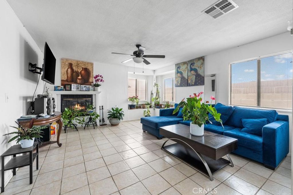 Image 12 of property listing at 1827 Louise, Lancaster, CA 93534