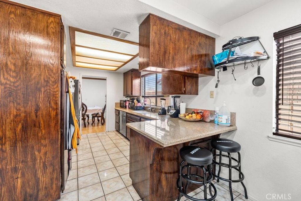 Image 4 of property listing at 1827 Louise, Lancaster, CA 93534