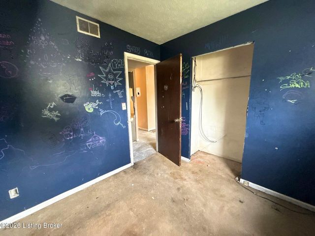 5706 Toebbe Ln, Louisville, KY 40229