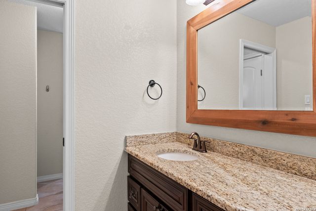 508 Wagon Train, La Vernia, TX 78121