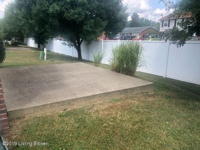 405 Fledge Dr, Louisville, KY 40214