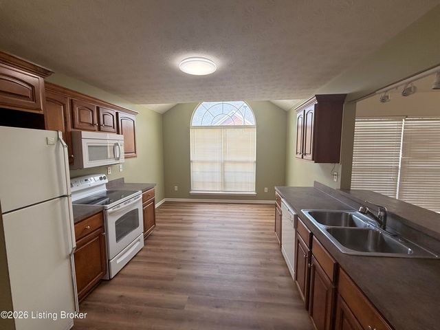 405 Fledge Dr, Louisville, KY 40214