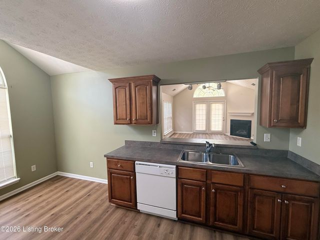 405 Fledge Dr, Louisville, KY 40214