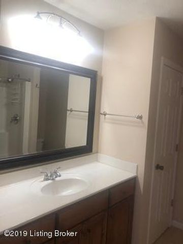 405 Fledge Dr, Louisville, KY 40214