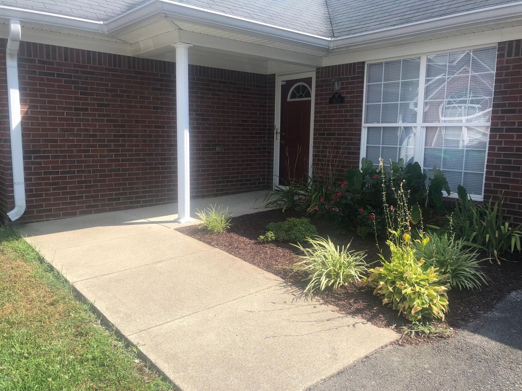 405 Fledge Dr, Louisville, KY 40214