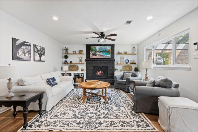 623 Hickory Ridge Drive, Shenandoah, TX 77381