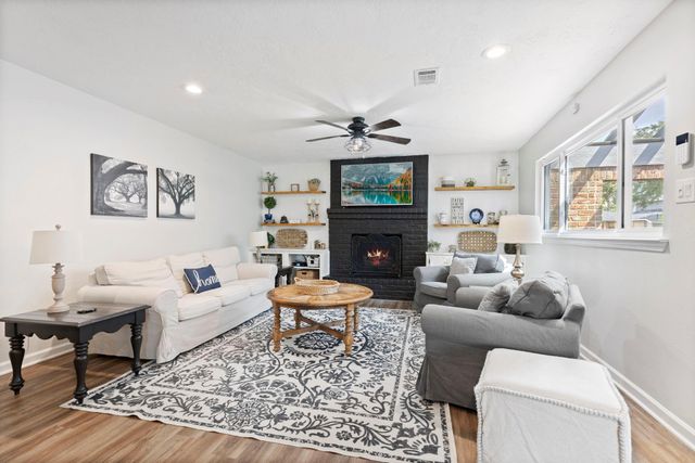 623 Hickory Ridge Drive, Shenandoah, TX 77381