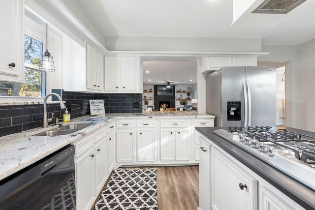 623 Hickory Ridge Drive, Shenandoah, TX 77381