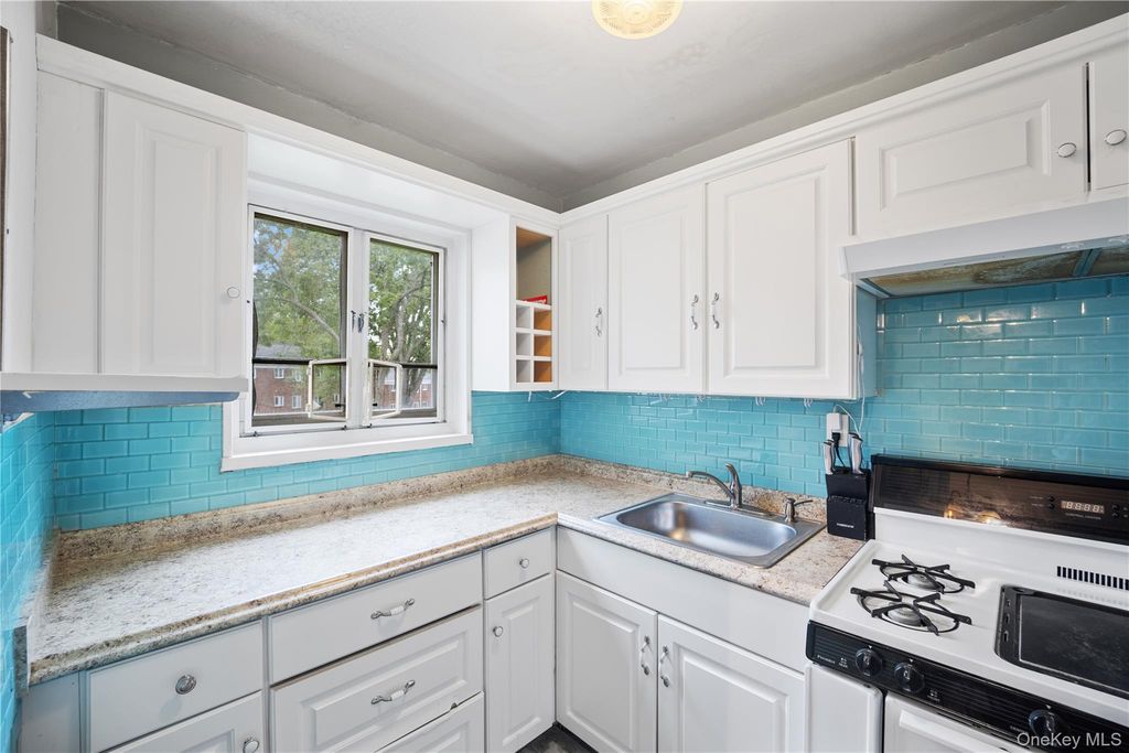 224-02 Stronghurst Avenue 208, Queens Village, NY 11427 — photo 5