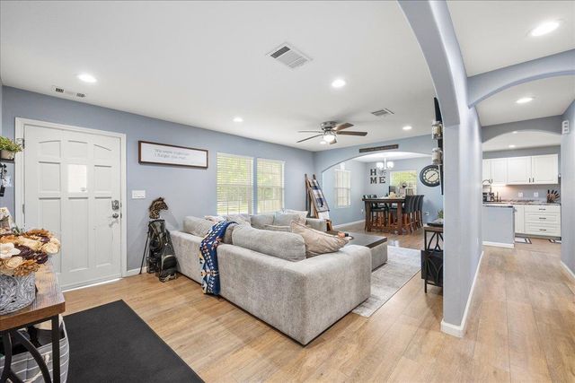 608 Washington ST, Smithville, TX 78957