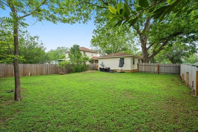 608 Washington ST, Smithville, TX 78957