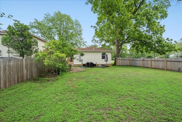 608 Washington ST, Smithville, TX 78957