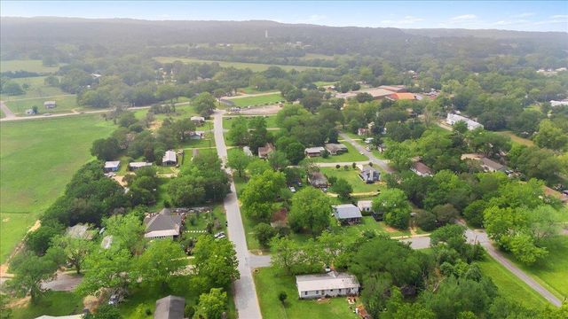 608 Washington ST, Smithville, TX 78957