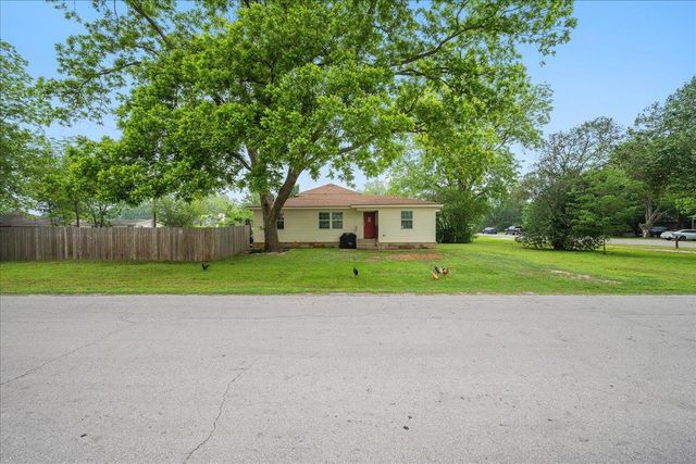 608 Washington ST, Smithville, TX 78957