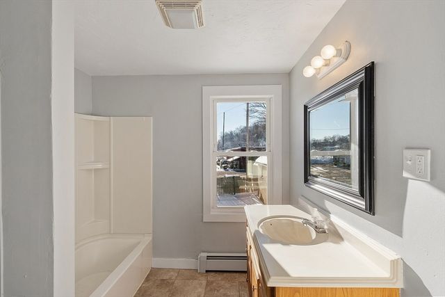 88 Baker St, Gardner, MA 01440