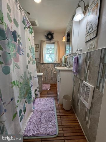 217 WHITE, Linwood, PA 19061