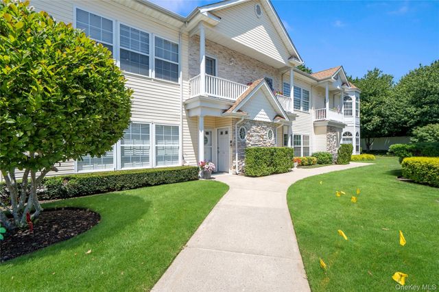 406 Narragansett Villas Drive, Lindenhurst, NY 11757