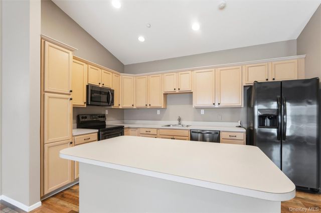 406 Narragansett Villas Drive, Lindenhurst, NY 11757