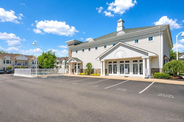 406 Narragansett Villas Drive, Lindenhurst, NY 11757