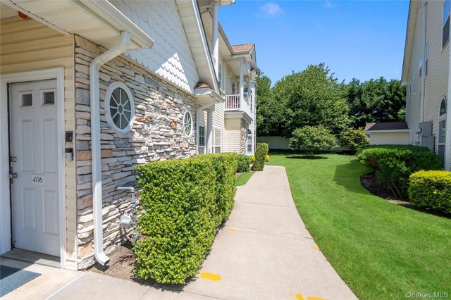 406 Narragansett Villas Drive, Lindenhurst, NY 11757