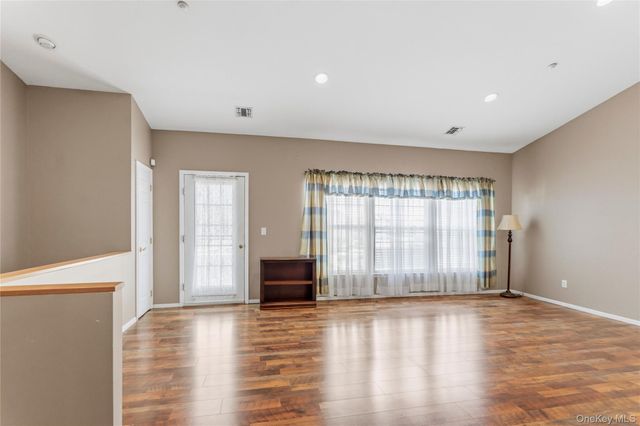 406 Narragansett Villas Drive, Lindenhurst, NY 11757
