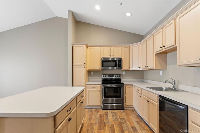 406 Narragansett Villas Drive, Lindenhurst, NY 11757