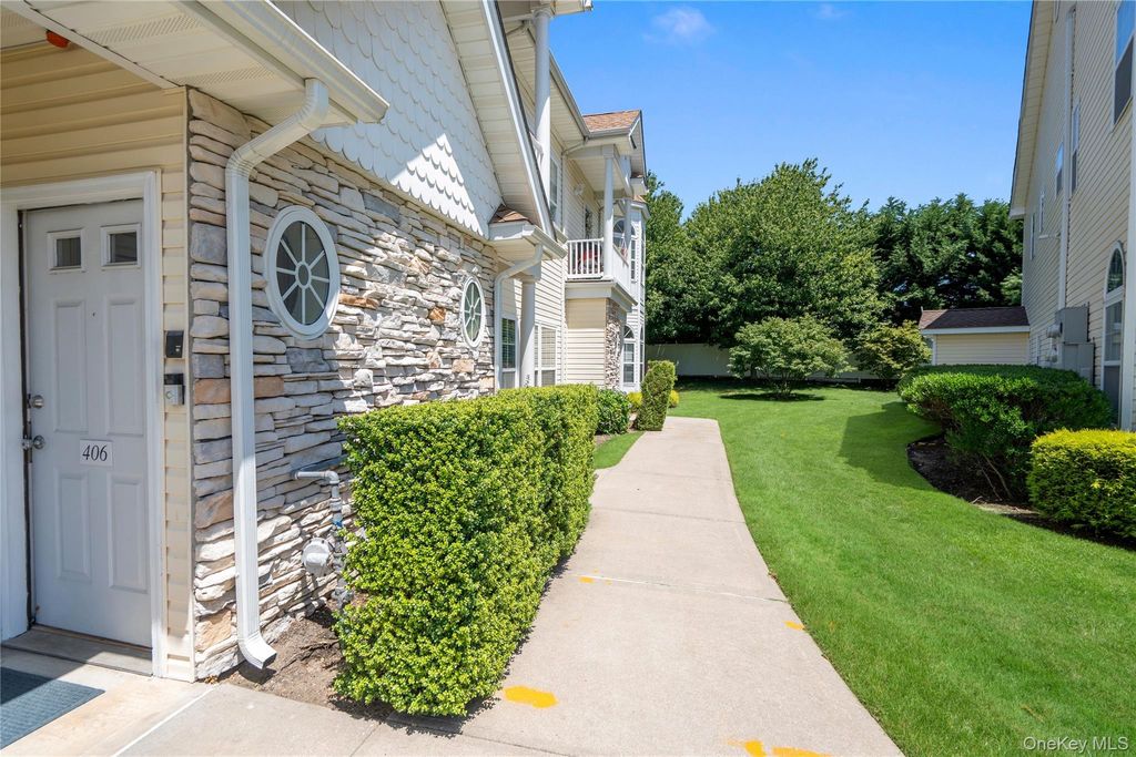 406 Narragansett Villas Drive, Lindenhurst, NY 11757 — photo 3