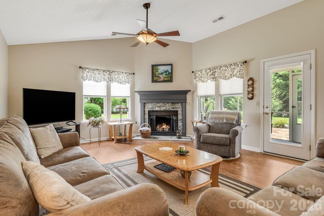 208 Snowy Egret Way, Hendersonville, NC 28792