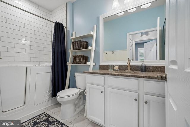 137 LONG POINT DR, Fredericksburg, VA 22406