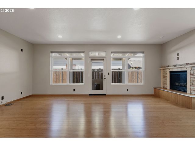 962 T St, Springfield, OR 97477