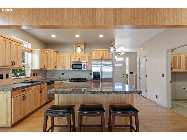 962 T St, Springfield, OR 97477