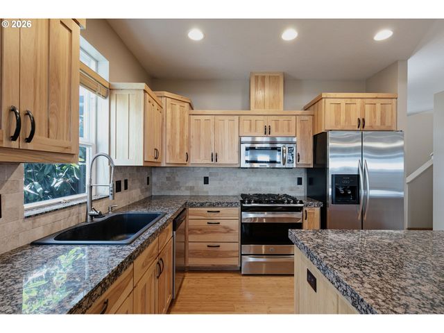 962 T St, Springfield, OR 97477