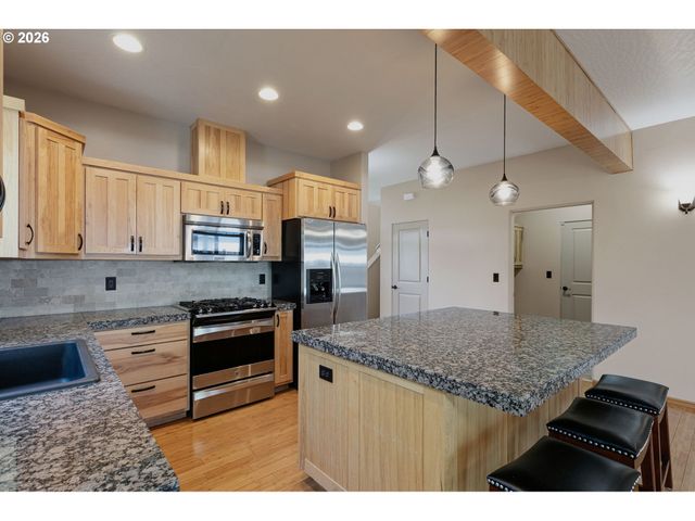 962 T St, Springfield, OR 97477