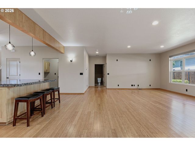 962 T St, Springfield, OR 97477