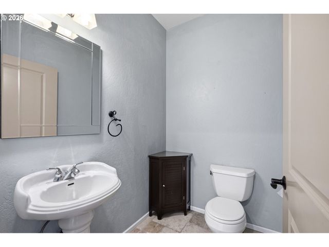 962 T St, Springfield, OR 97477