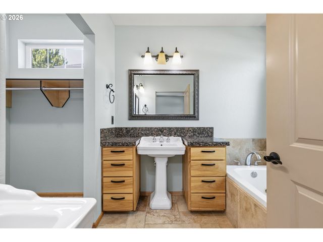 962 T St, Springfield, OR 97477