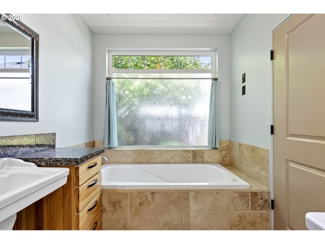 962 T St, Springfield, OR 97477