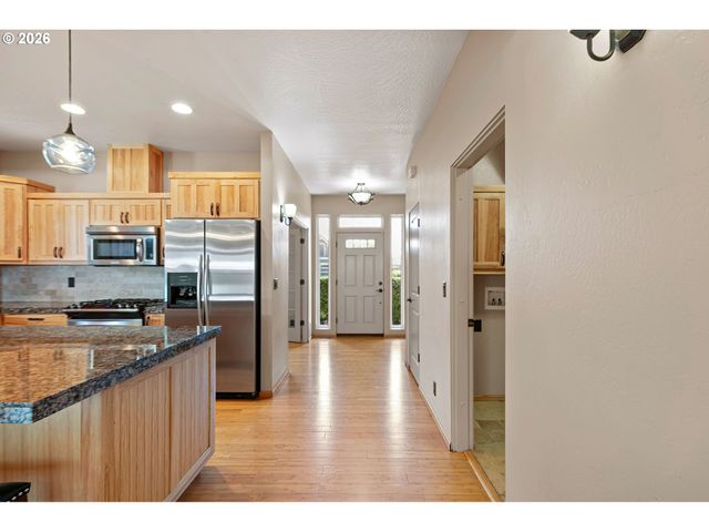 962 T St, Springfield, OR 97477