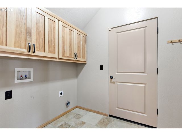 962 T St, Springfield, OR 97477