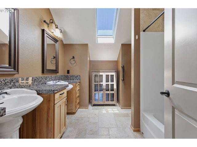 962 T St, Springfield, OR 97477