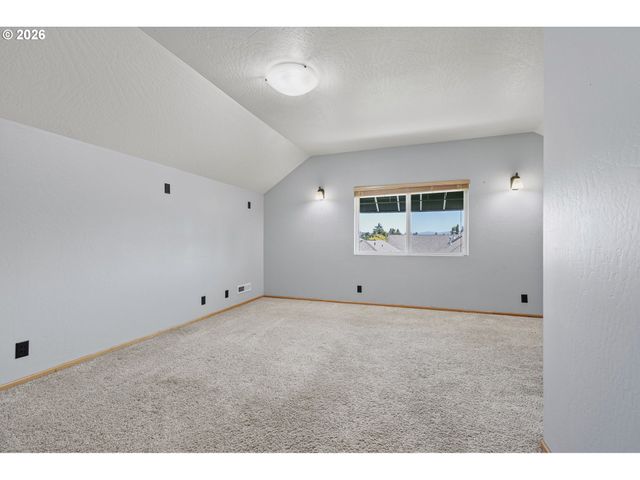 962 T St, Springfield, OR 97477