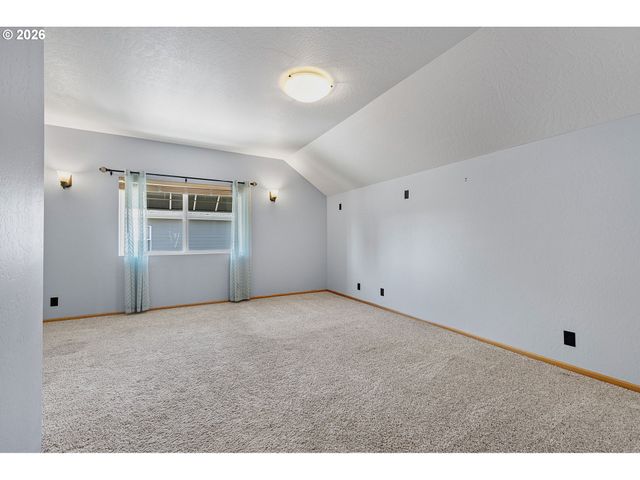 962 T St, Springfield, OR 97477