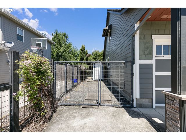 962 T St, Springfield, OR 97477