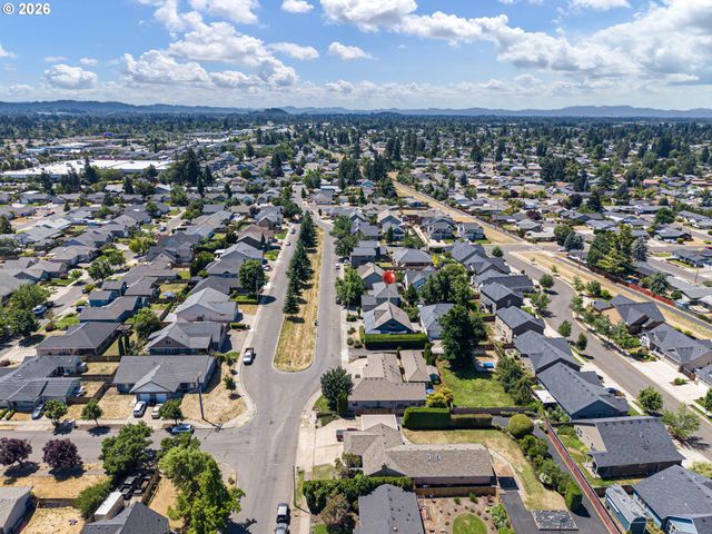 962 T St, Springfield, OR 97477