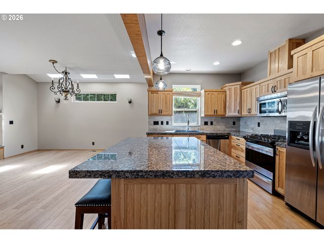 962 T St, Springfield, OR 97477