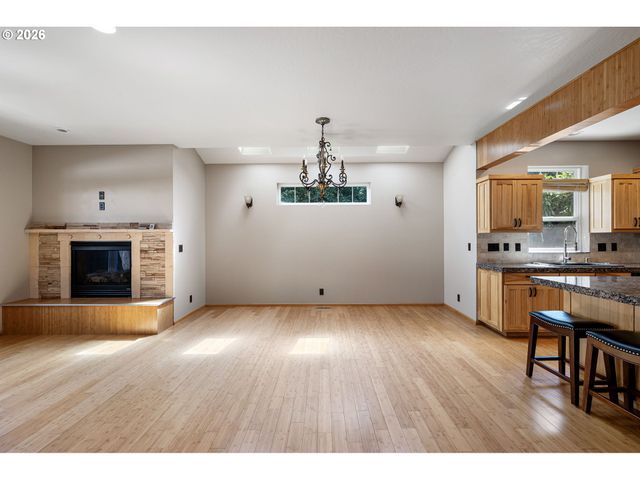 962 T St, Springfield, OR 97477