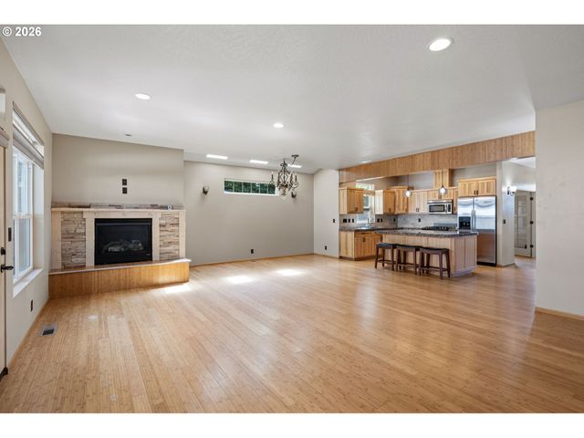 962 T St, Springfield, OR 97477