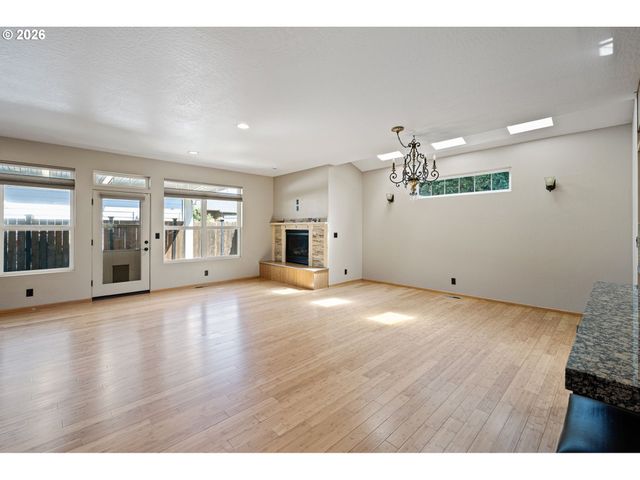 962 T St, Springfield, OR 97477